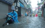 Nằm sát sông Tô Lịch nhưng mưa 1 tiếng, đường Bùi Xương Trạch ngập sâu 3 tiếng